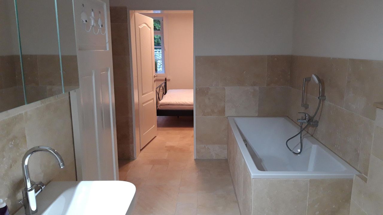 Wasserkraftwerk 2 Bad mit Dusche und Badewanne Wasserkraftwerk 2 Bad mit Dusche und Badewanne